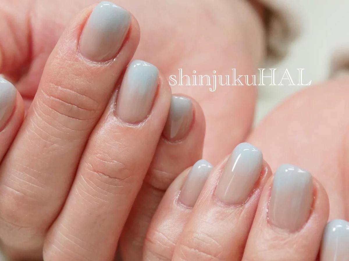 大人ベージュ×水色ネイル