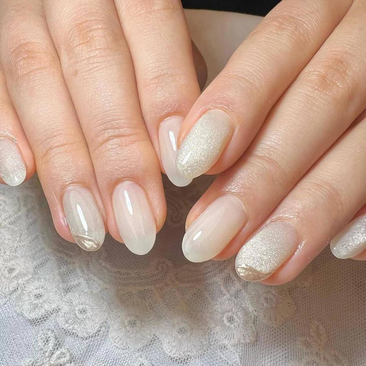 透明感のあるホワイトネイル