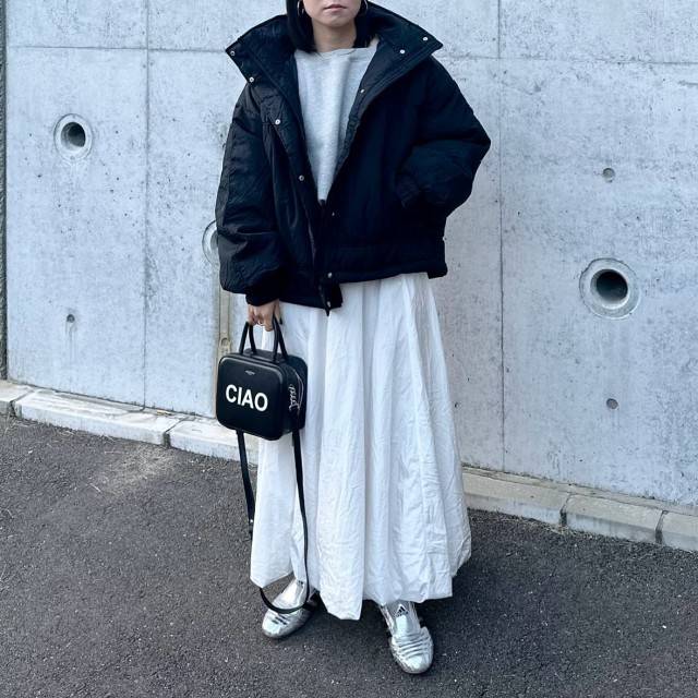 黒ダウン×白スカート