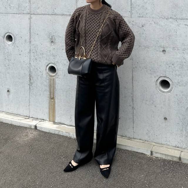 ケーブルニット×レザーパンツ