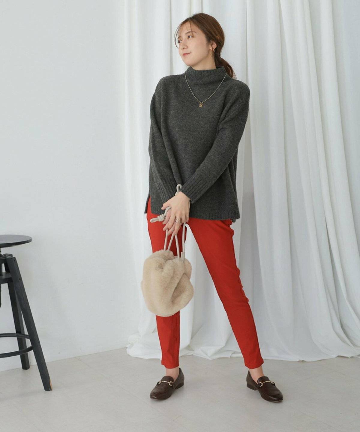 パンツコーデの女性