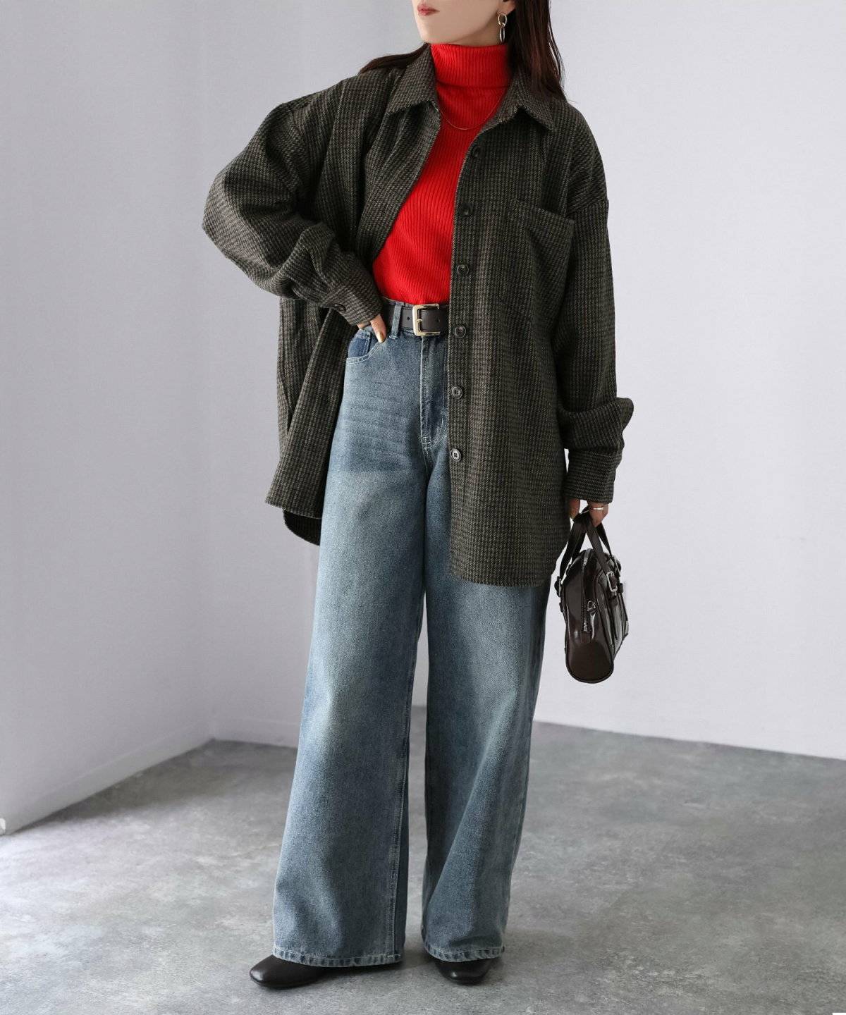 パンツコーデの女性