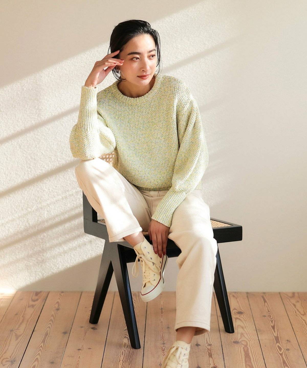 パンツコーデの女性