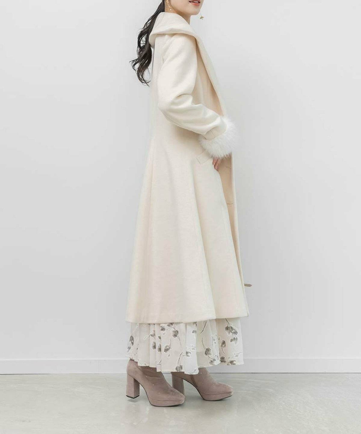 ワンピースコーデの女性