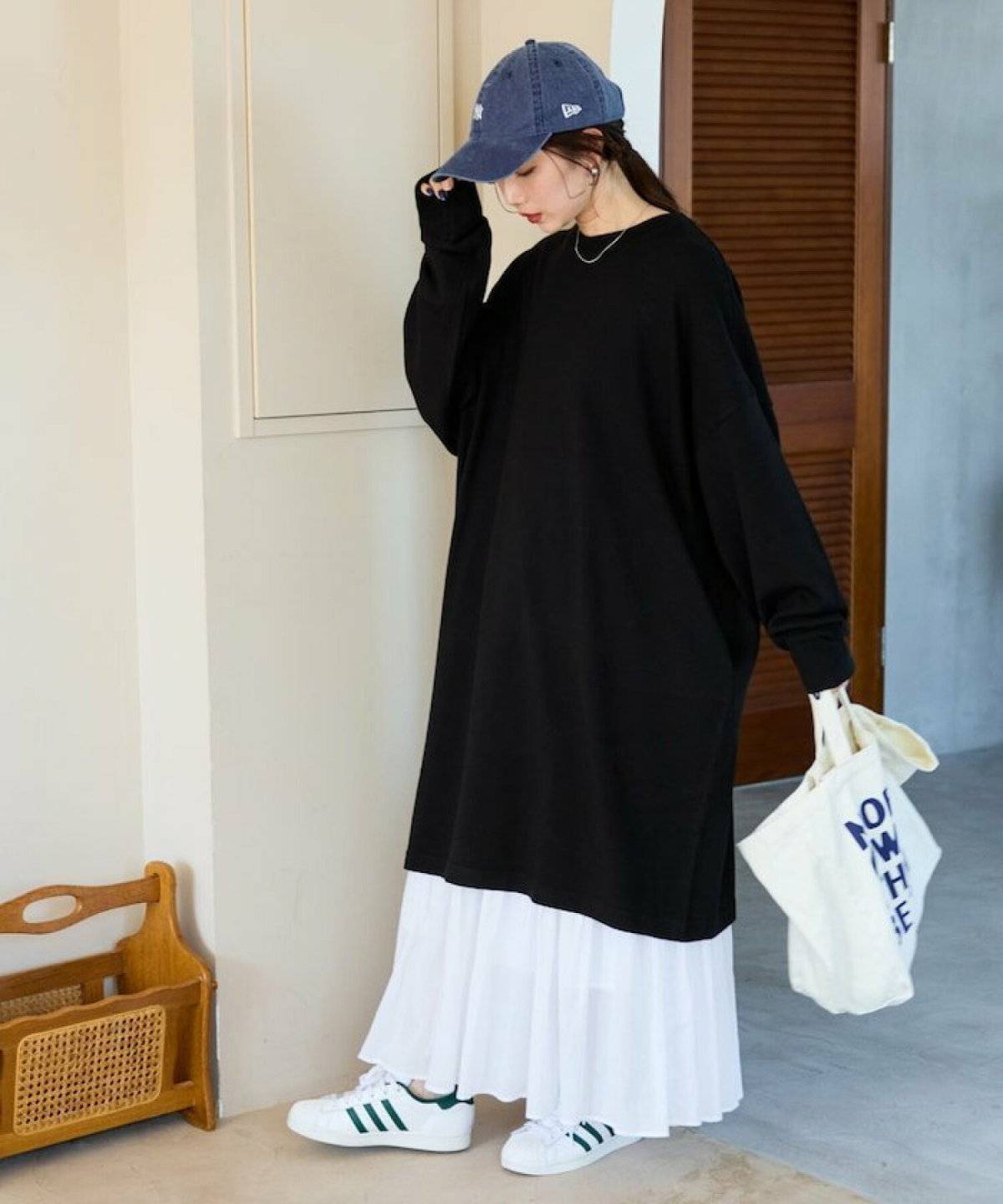 ワンピースコーデの女性