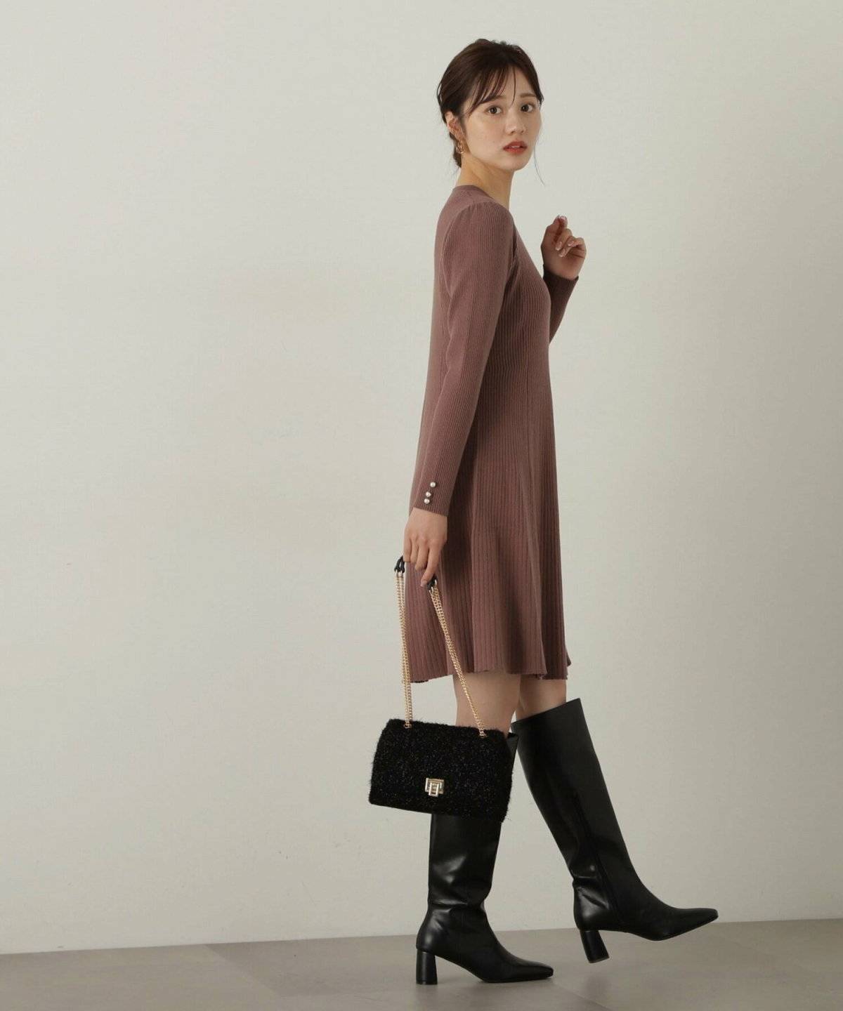 ワンピースコーデの女性