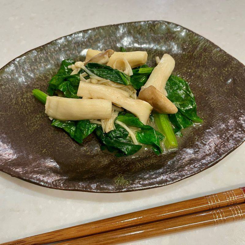 JAグループ公式の「エリンギホウレン草のバタポン炒め」のレシピ