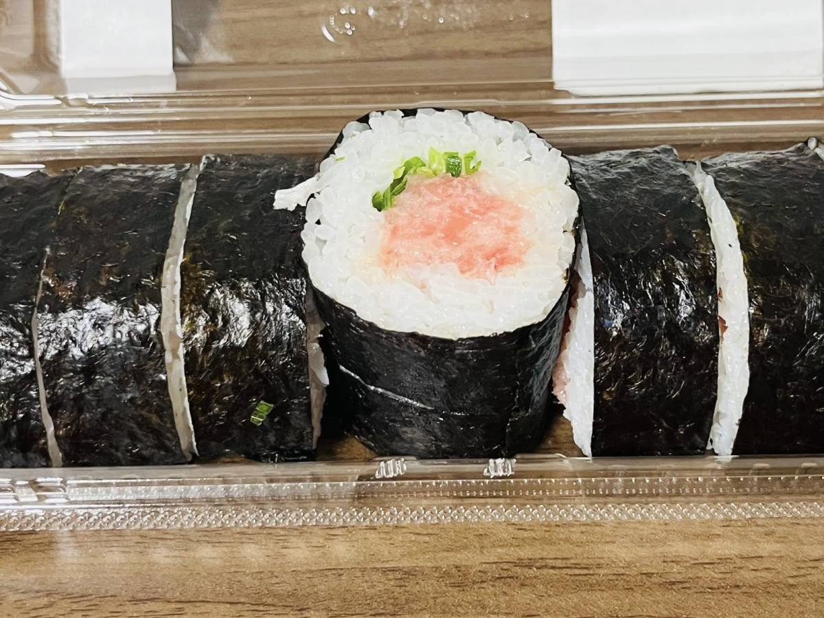 巨大なねぎとろの太巻きがどーんと詰まってる!