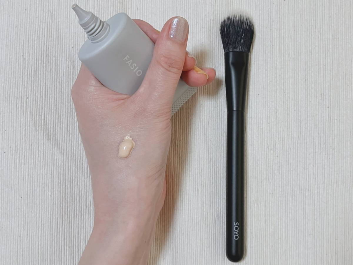FASIO ファシオ エアリーステイBBティントUV 02 ライトベージュ スウォッチ 本体 SOYOファンデーションブラシ