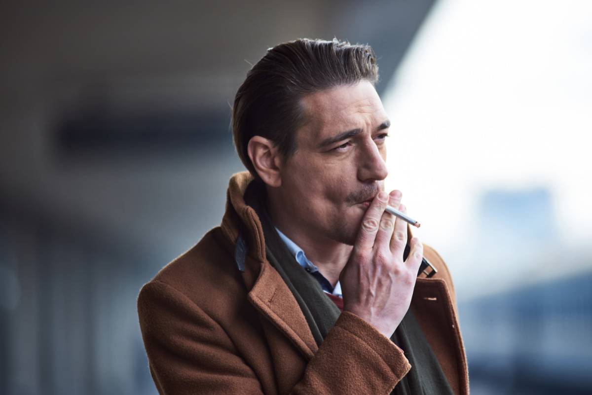 タバコを吸う男性