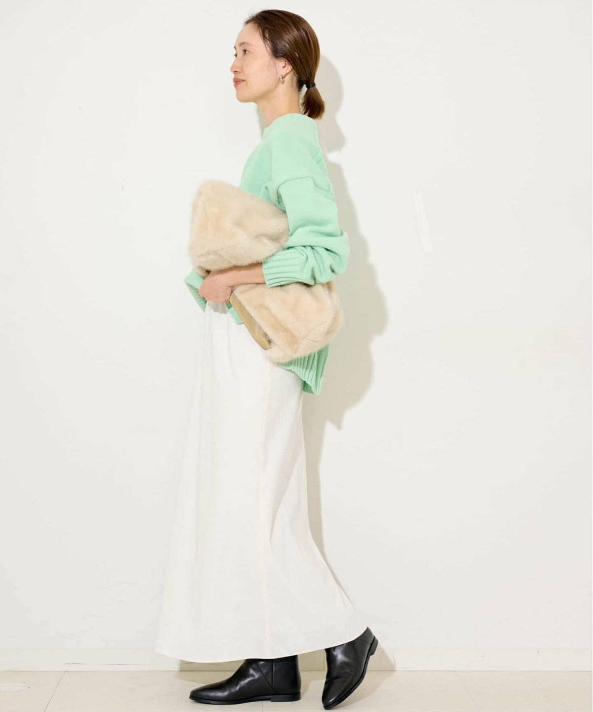 スカートコーデの女性