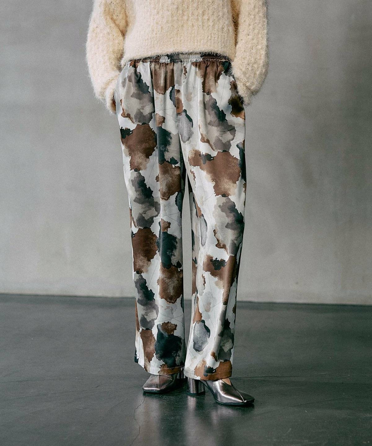 パンツコーデの女性