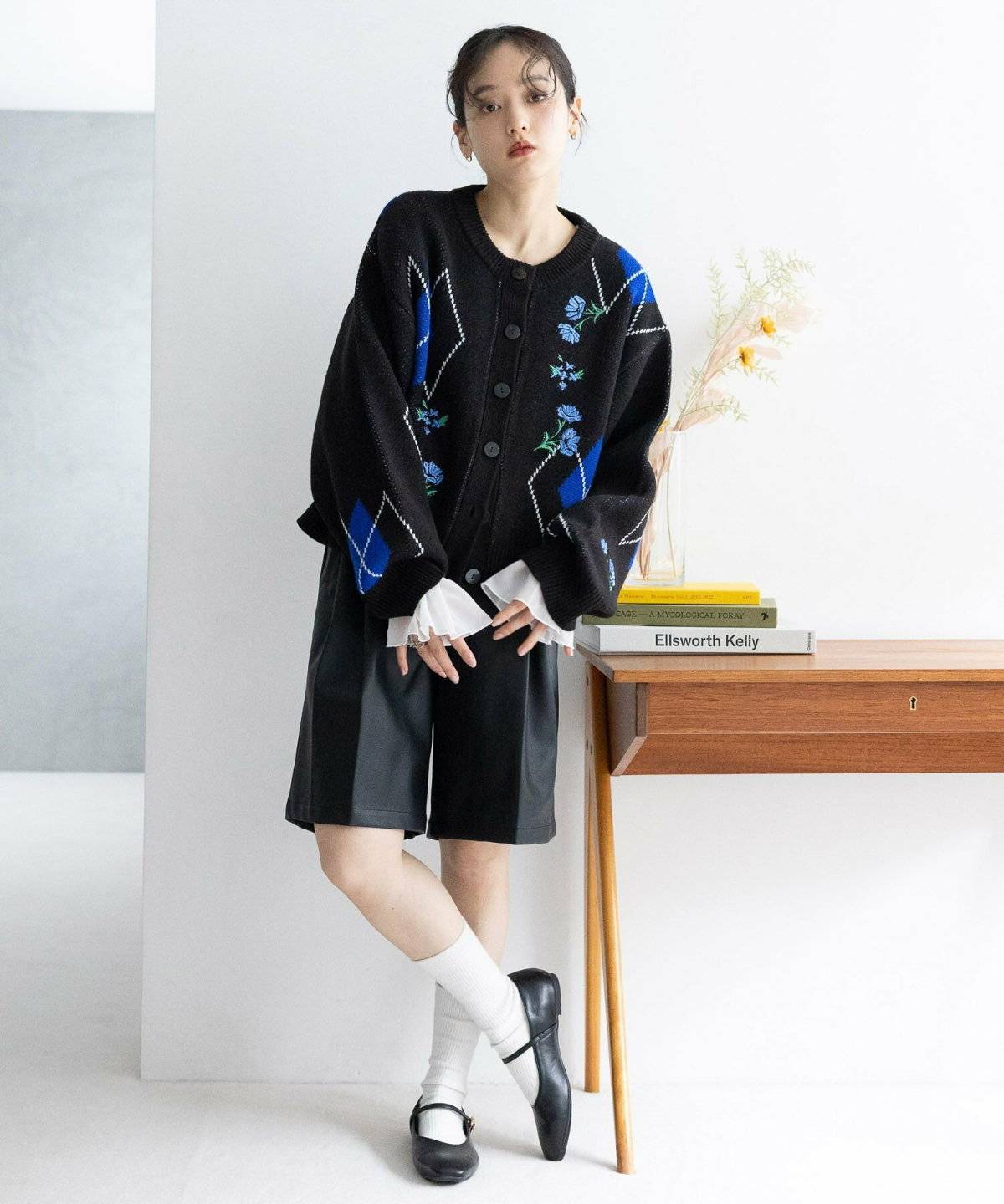 パンツコーデの女性