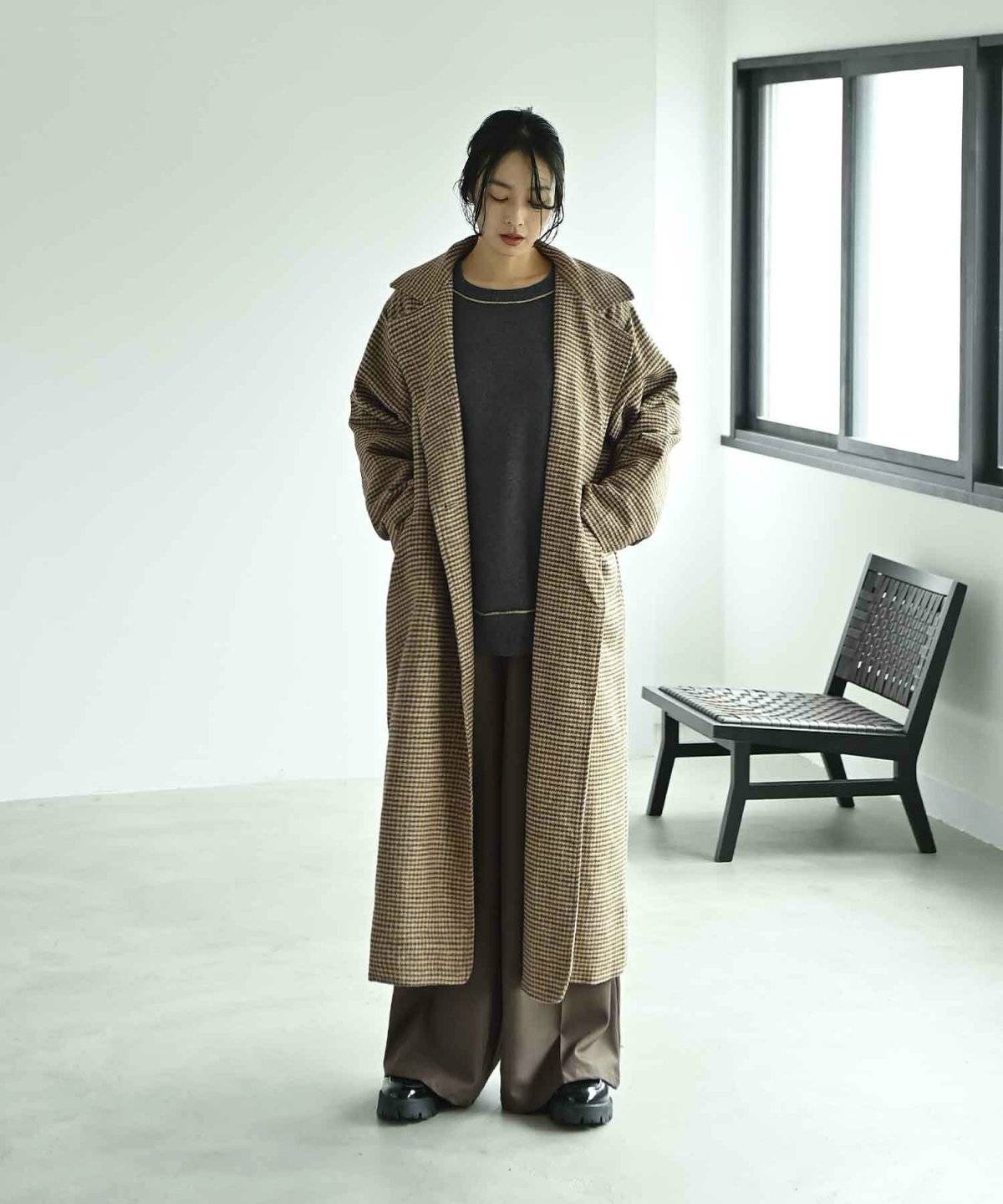 パンツコーデの女性