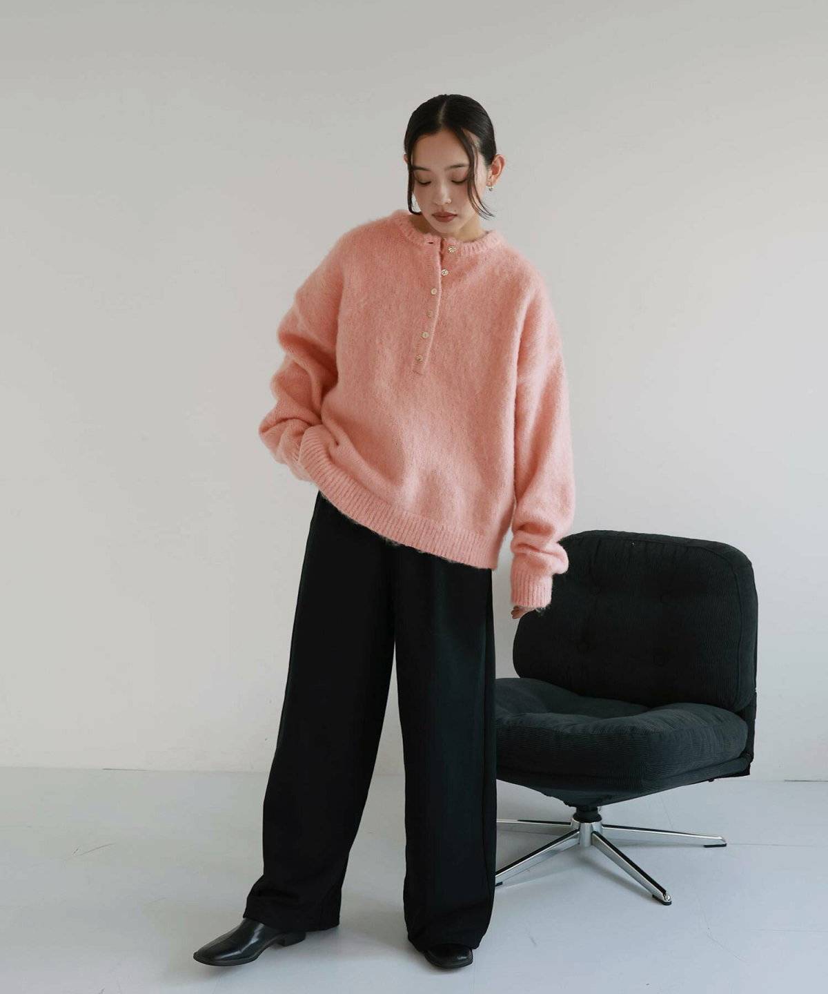 パンツコーデの女性