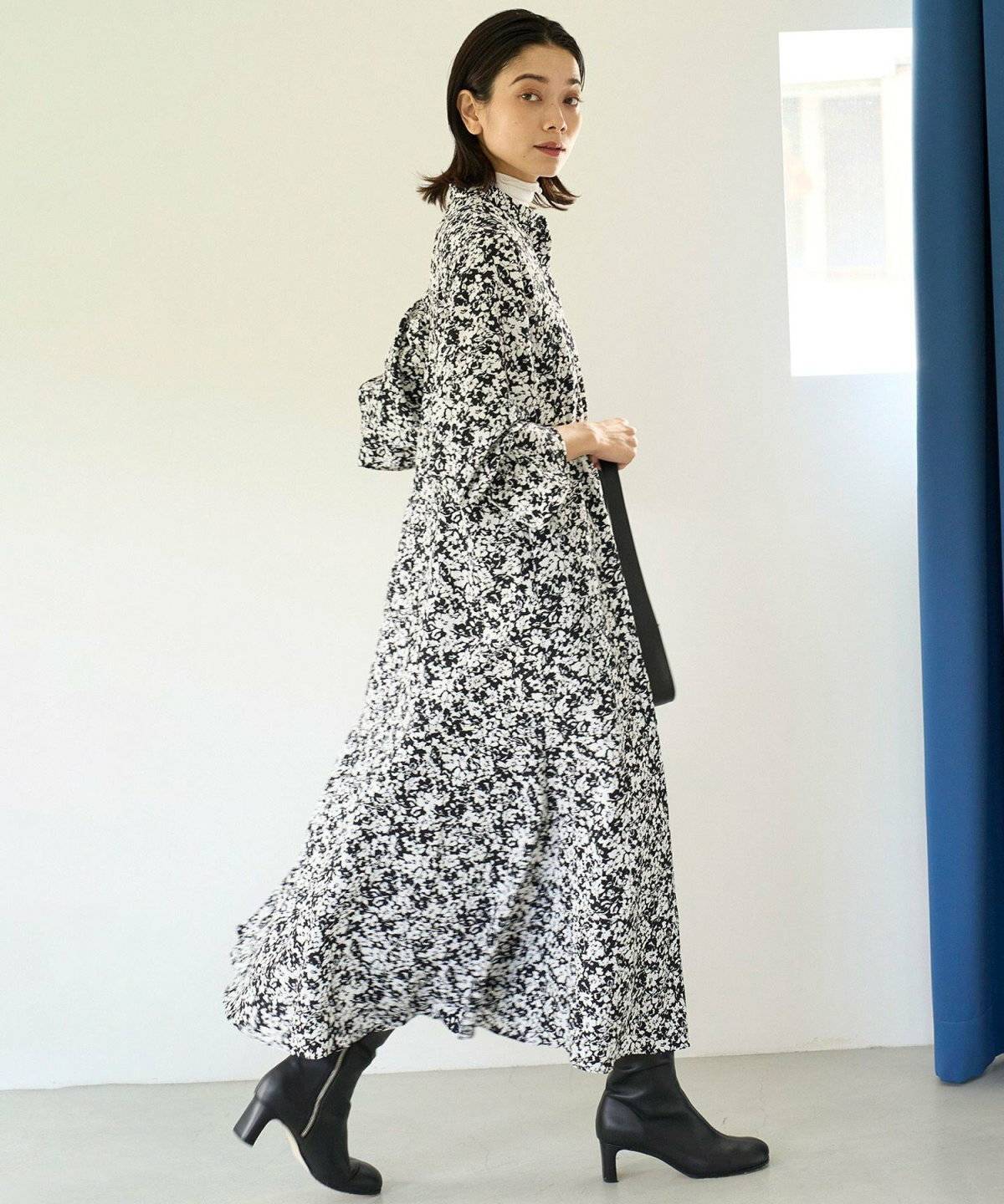 ワンピースコーデの女性