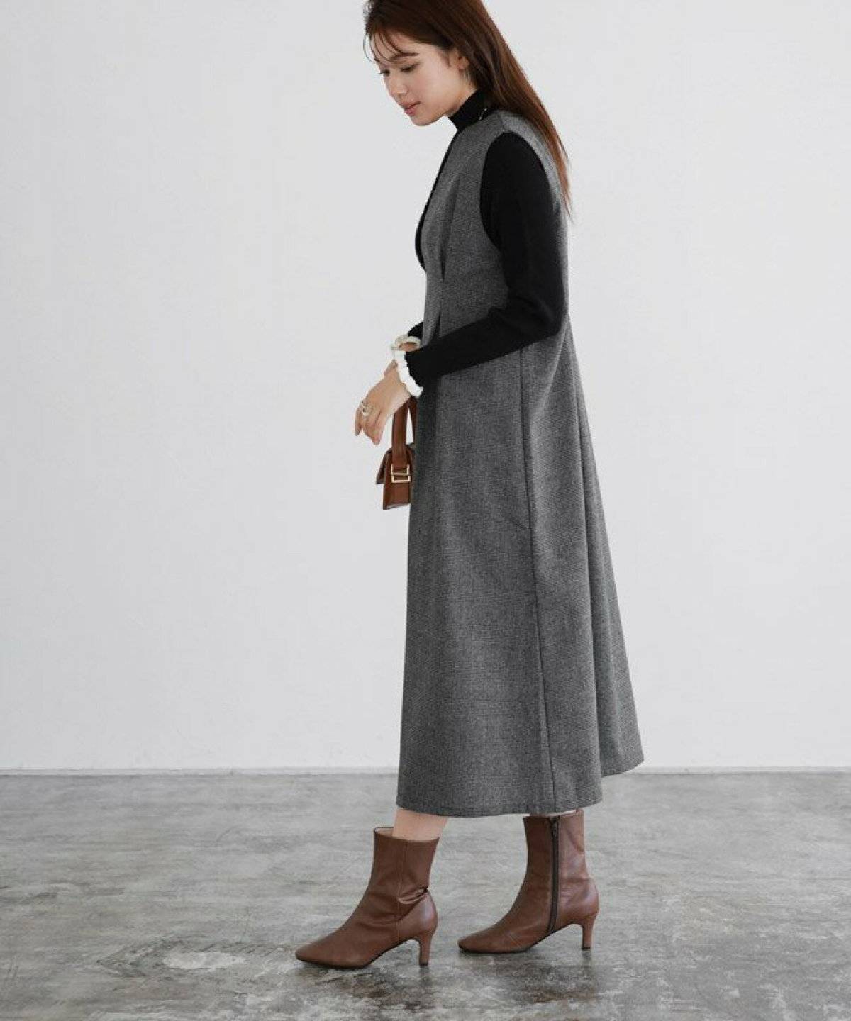 ワンピースコーデの女性