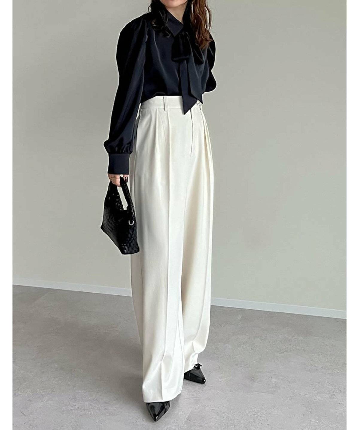 パンツコーデの女性