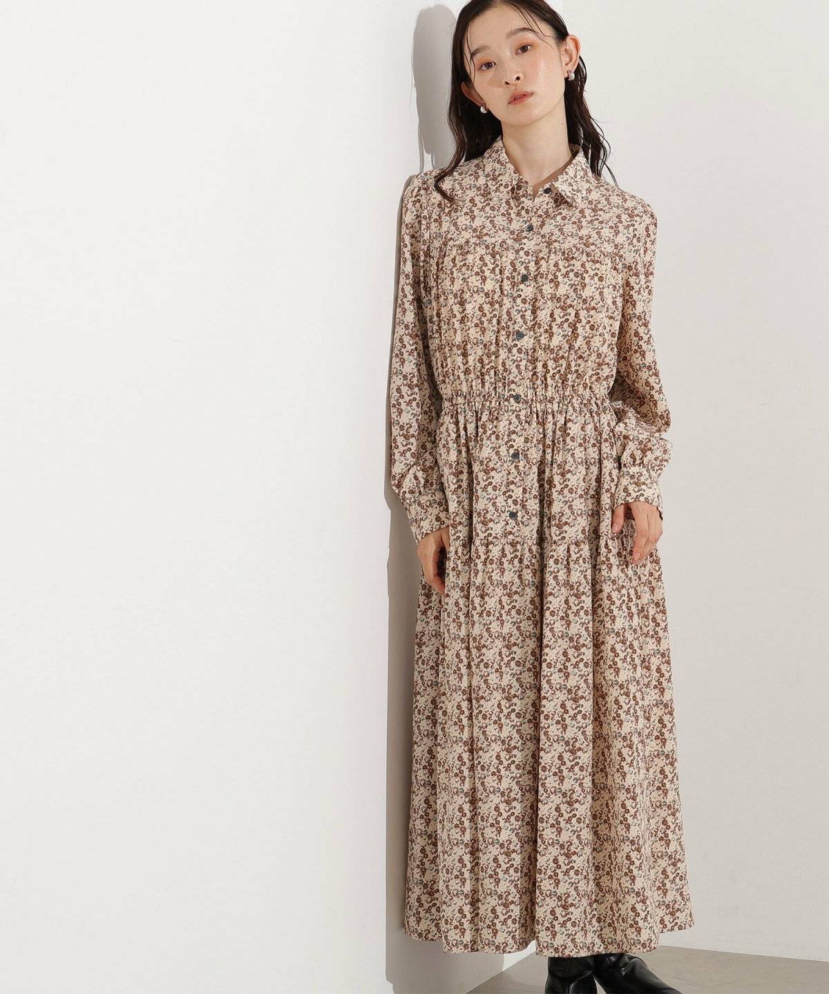 ワンピースコーデの女性