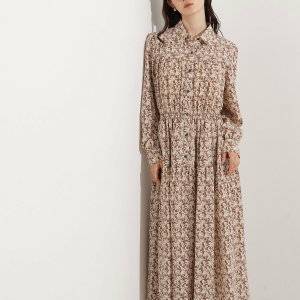  ワンピースコーデの女性 