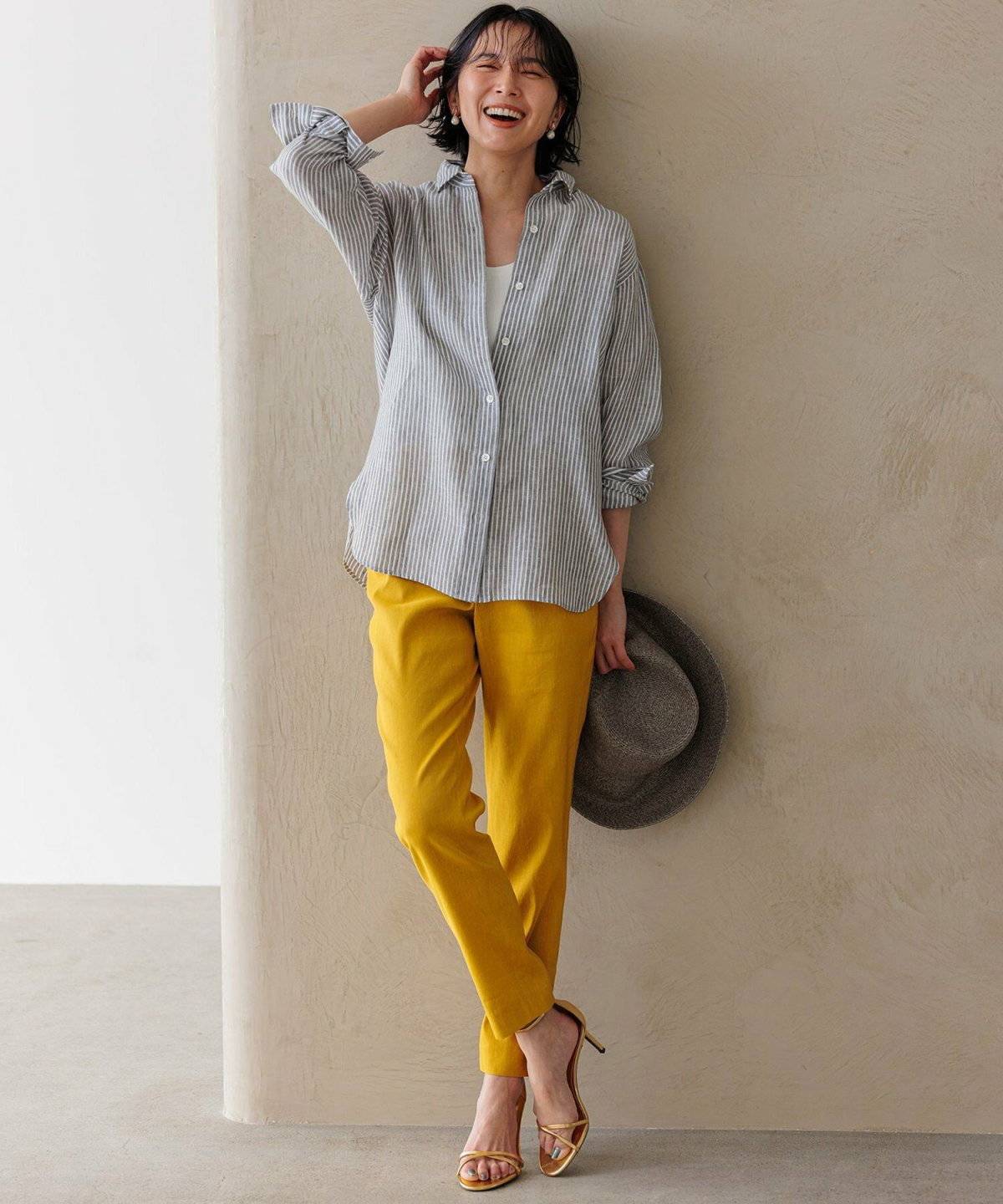 パンツコーデの女性