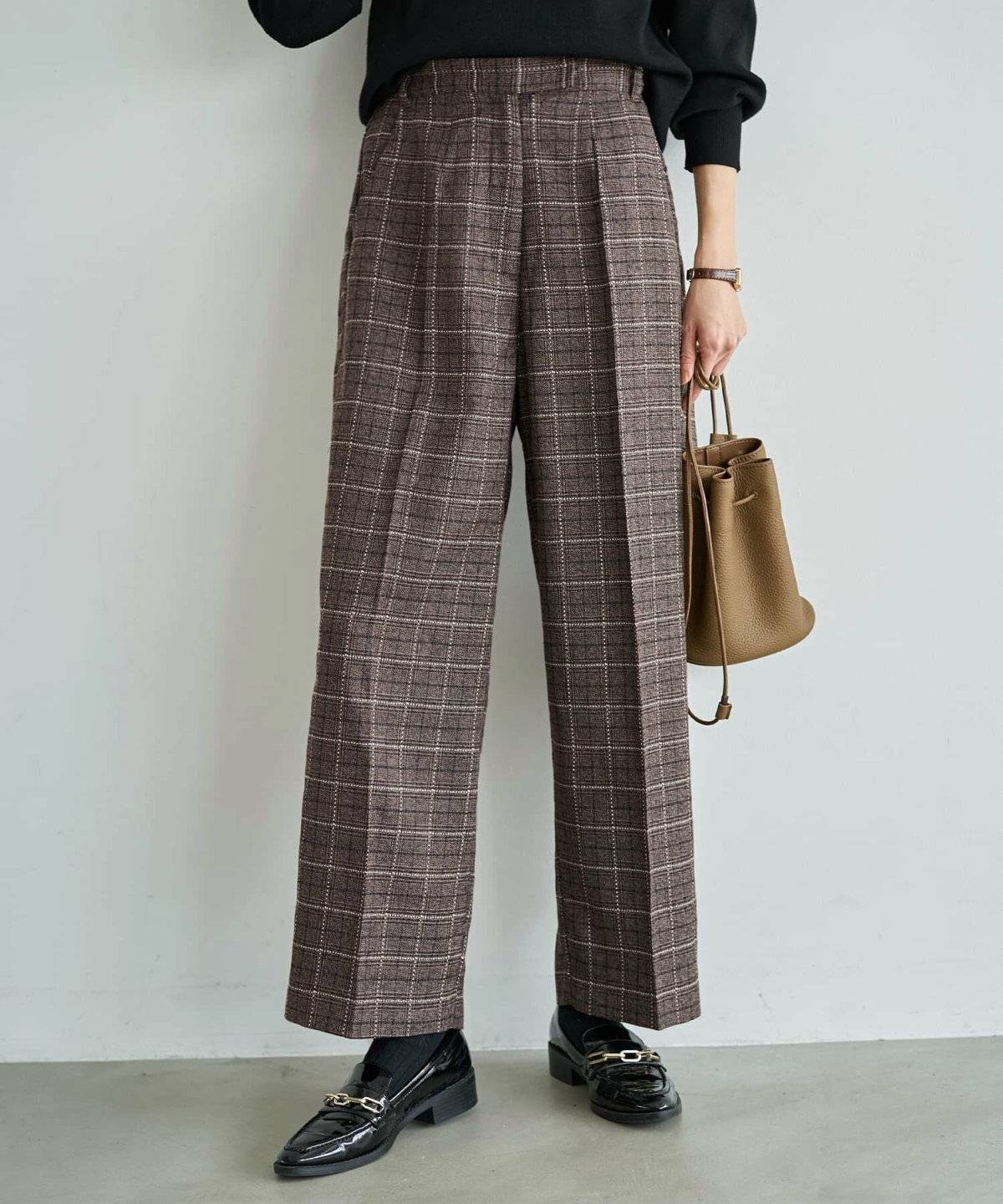 パンツコーデの女性