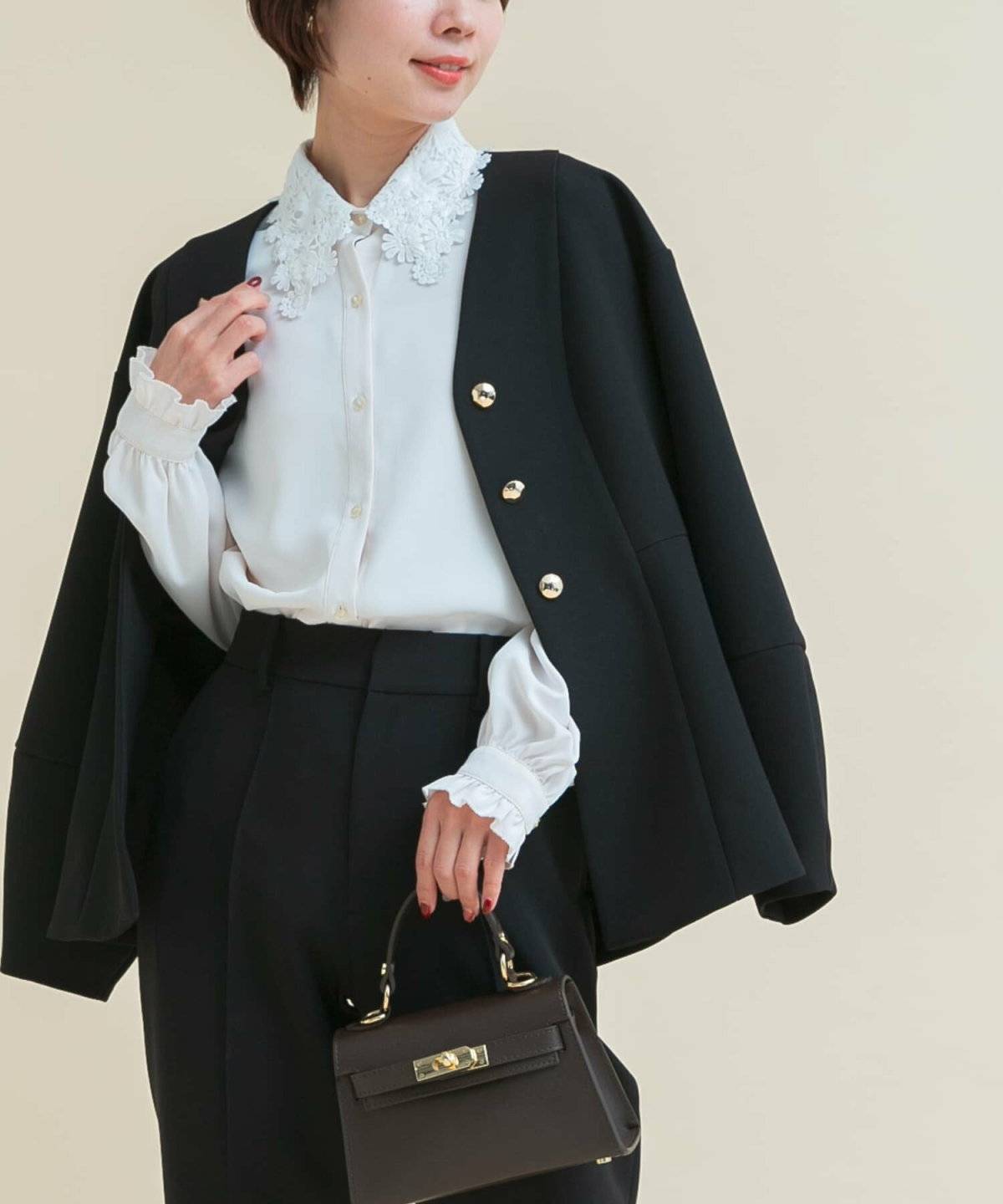 パンツコーデの女性