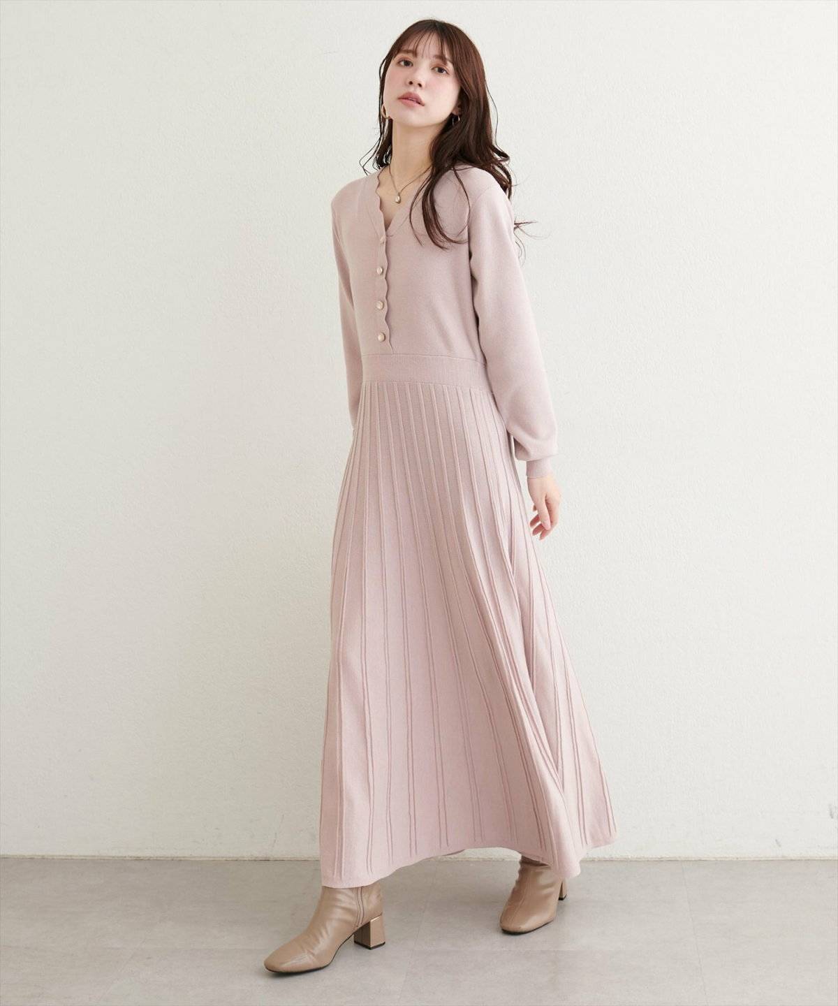 ワンピースコーデの女性