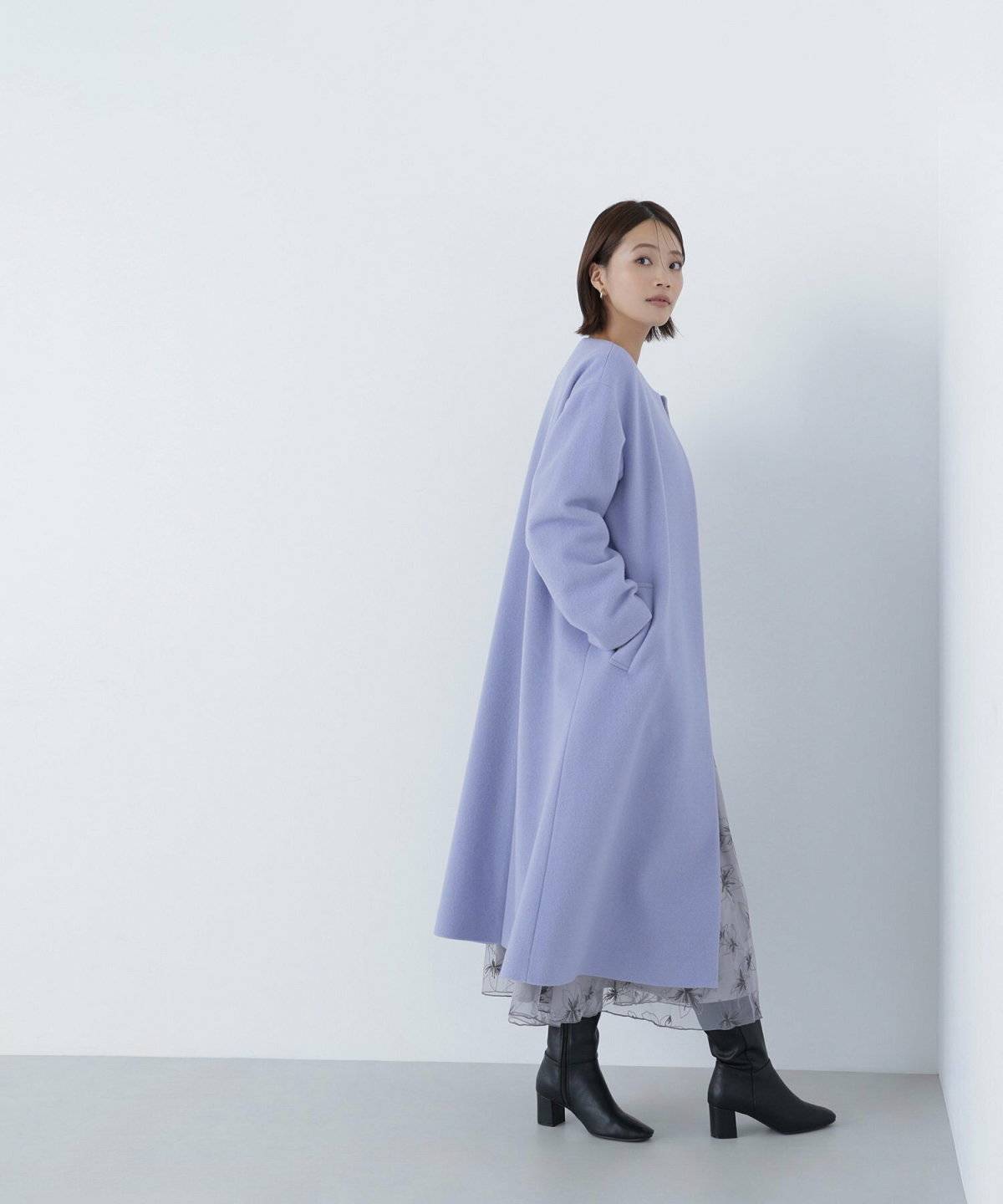 ワンピースコーデの女性