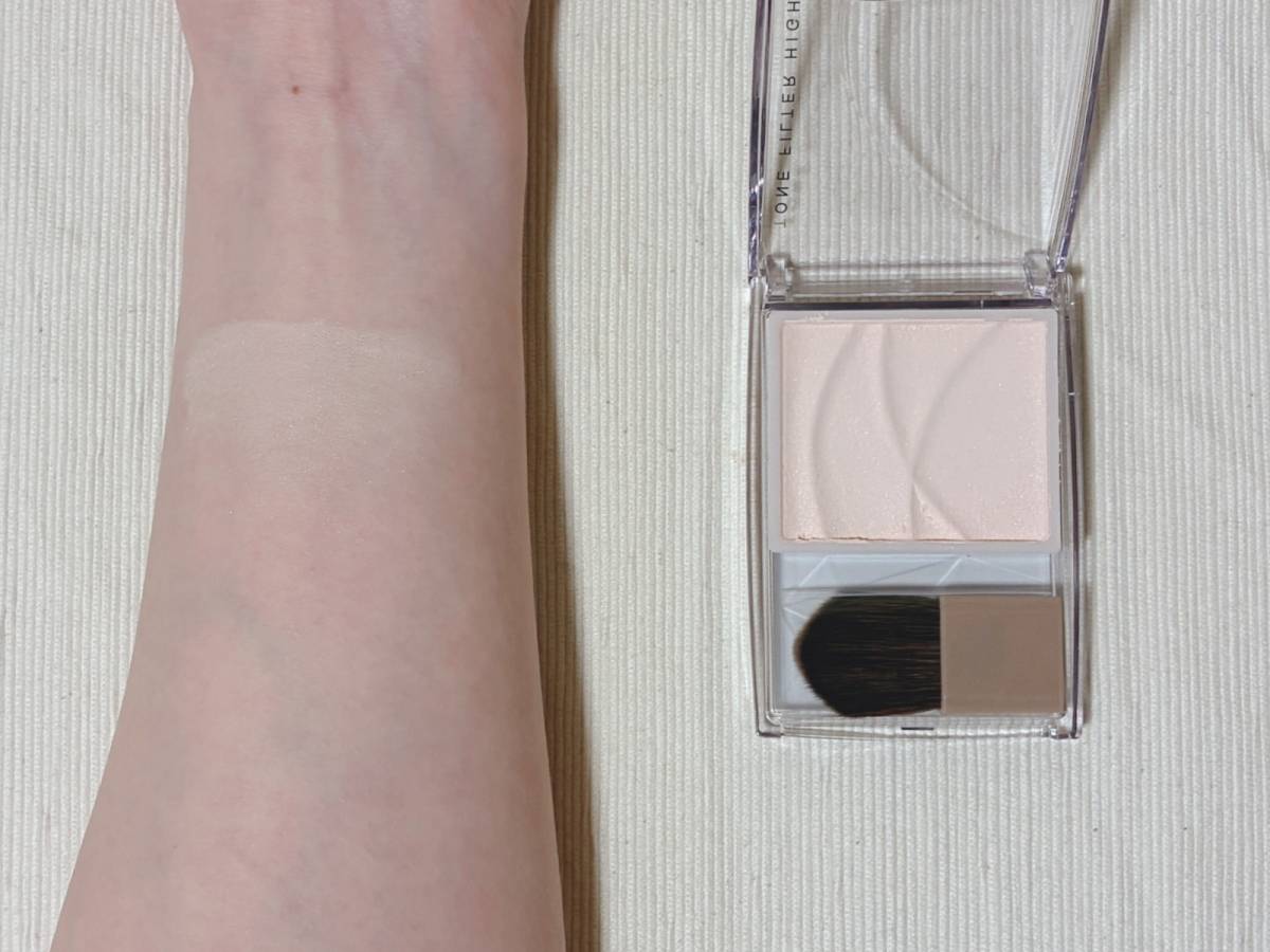 CEZANNE セザンヌ トーンフィルターハイライト 01フィルターベージュ スウォッチ 本体 筆者腕