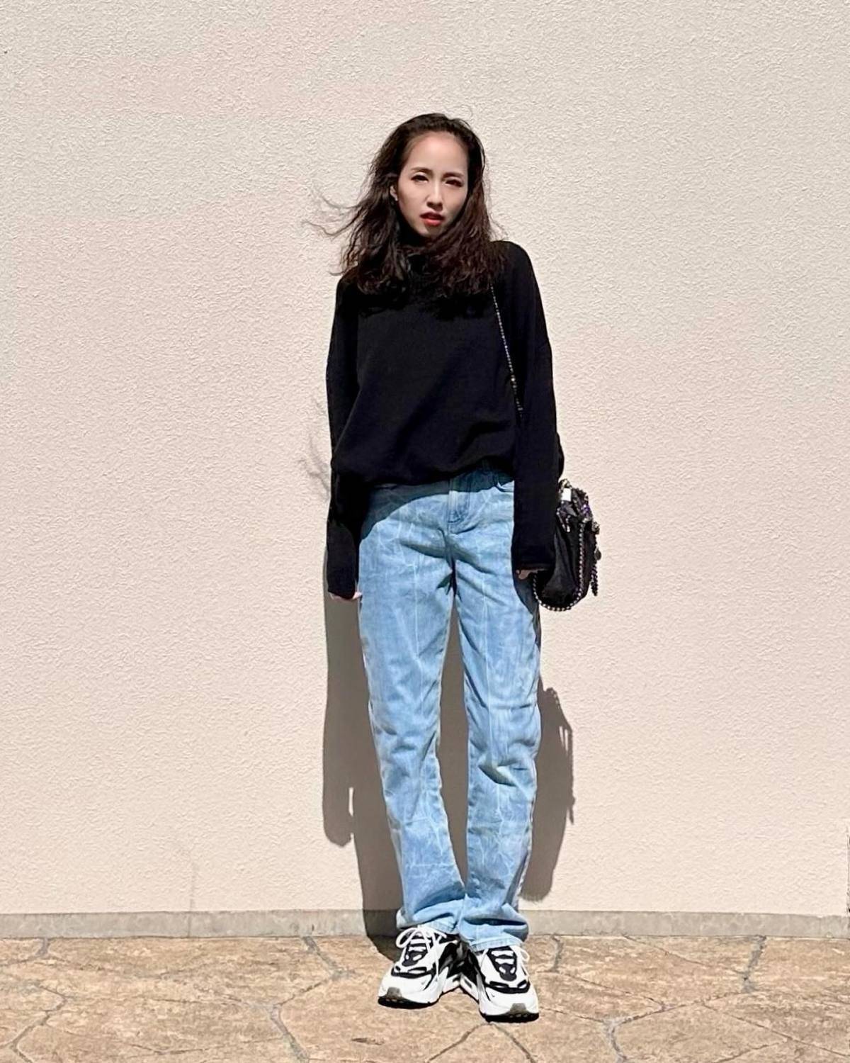 デニムパンツ×スニーカーでカジュアルに♪