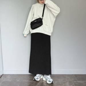 【2026年1月】こんなに変わるんだ……。老け見えしない黒スカートコーデ5選