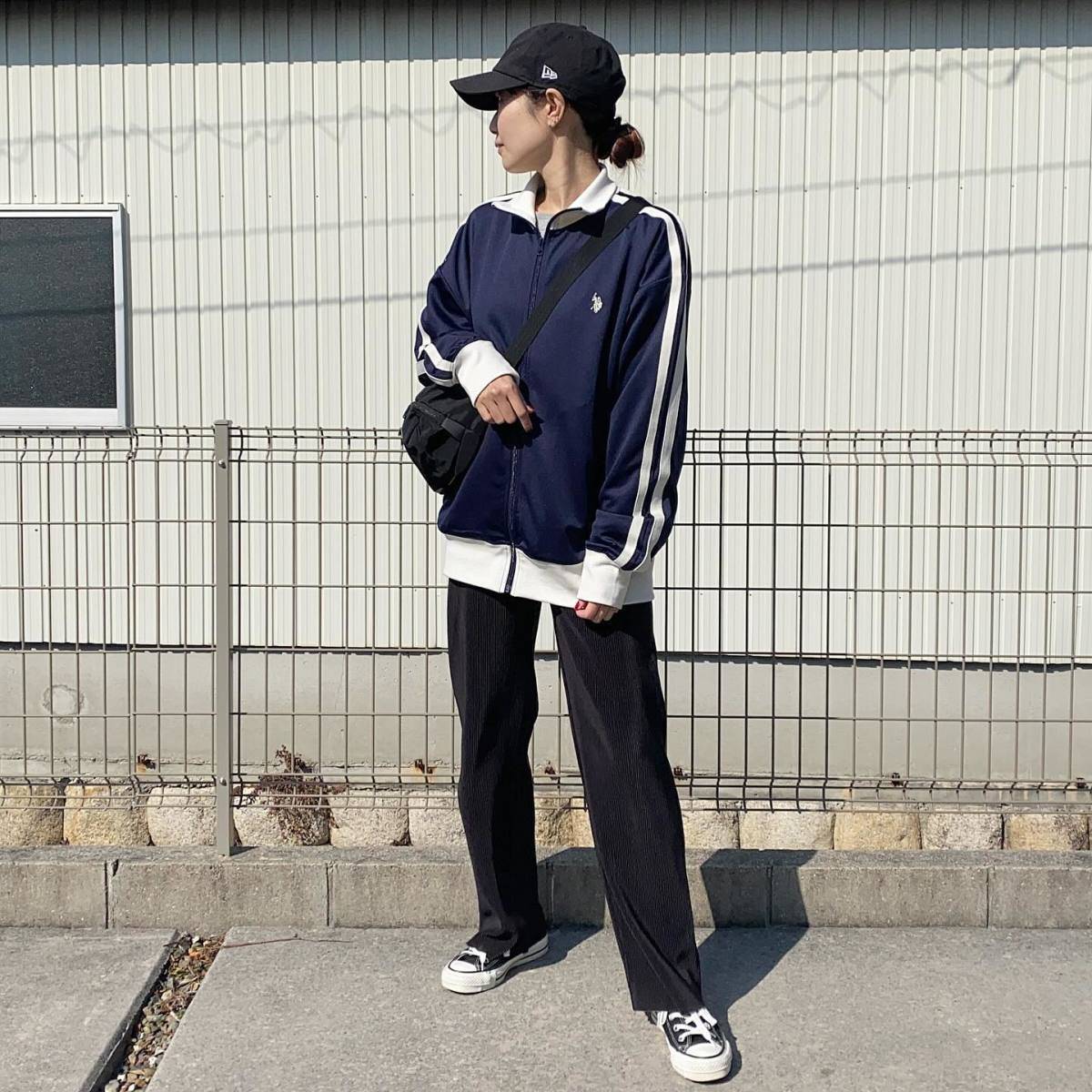 トラックジャケットを合わせてカジュアルに!