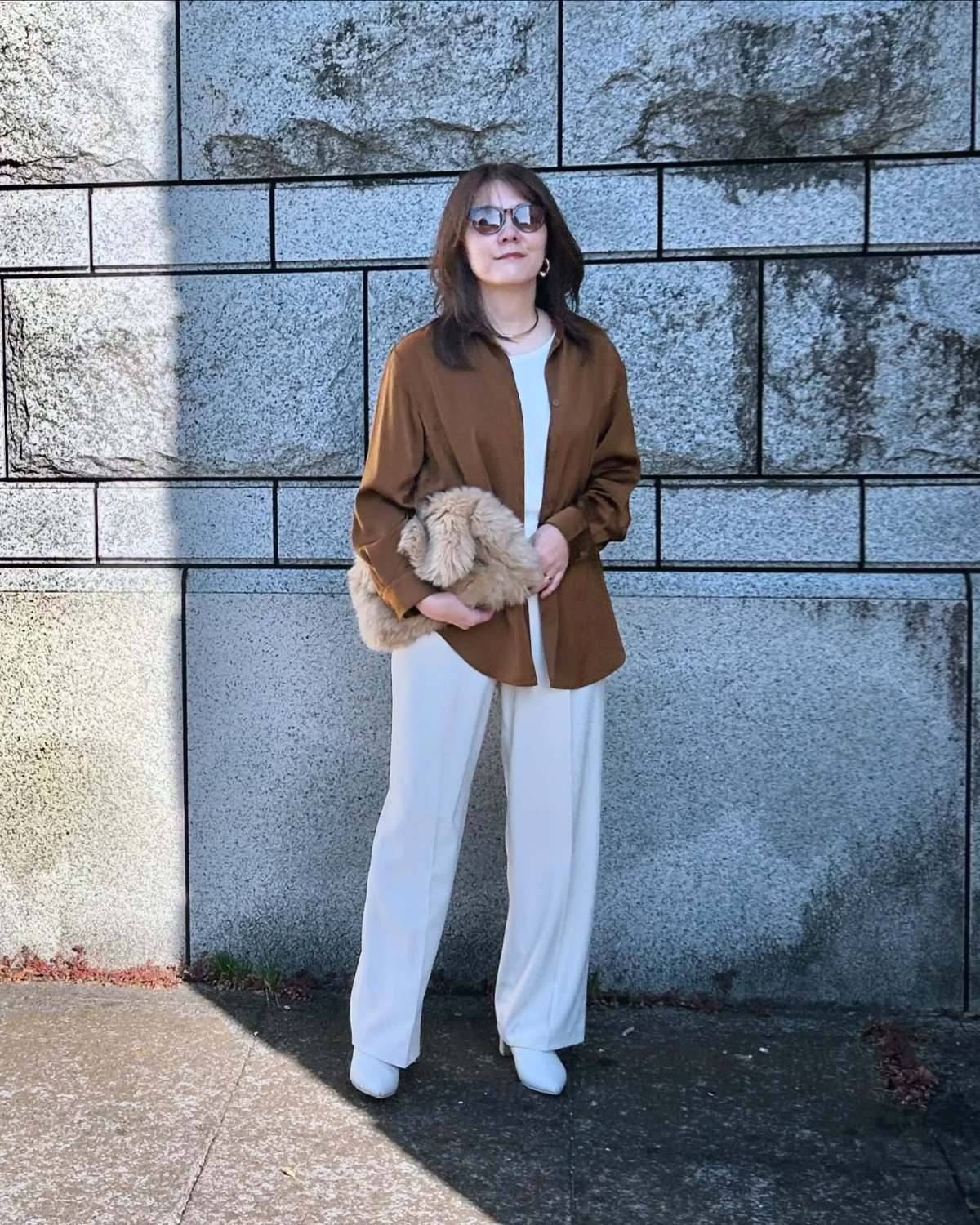 ホワイトコーデにブラウンシャツを羽織る！