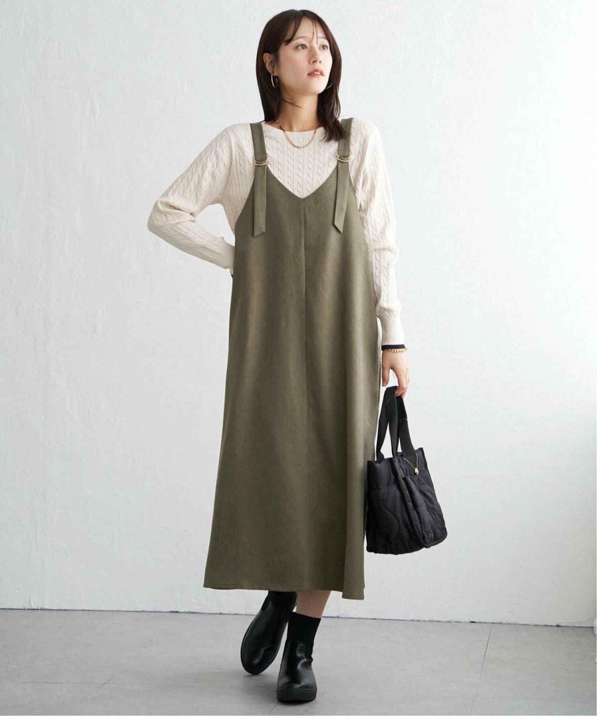 カーキのワンピースコーデ