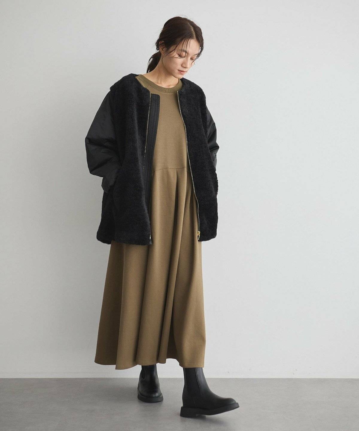 カーキのワンピースコーデ