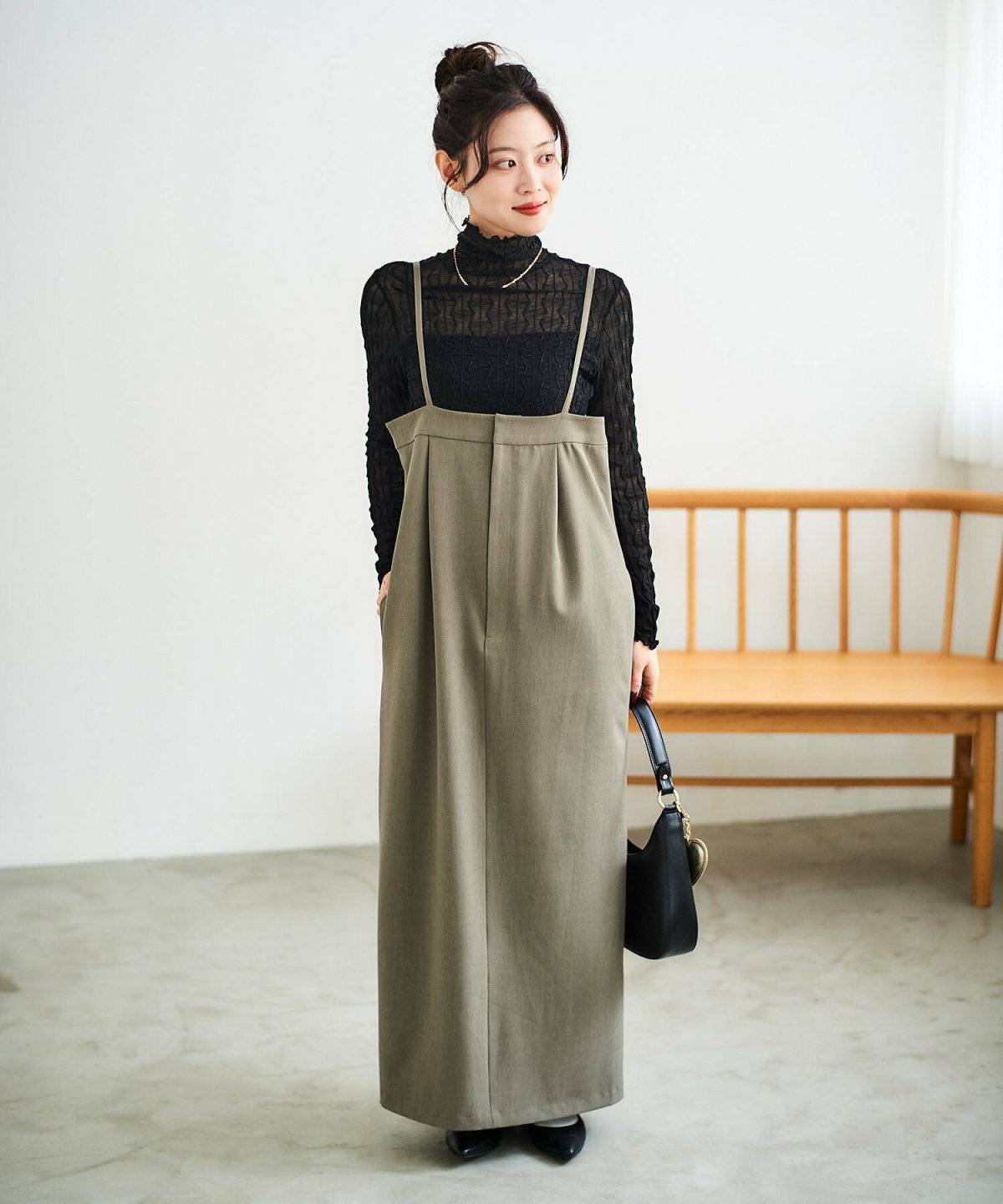 カーキのワンピースコーデ