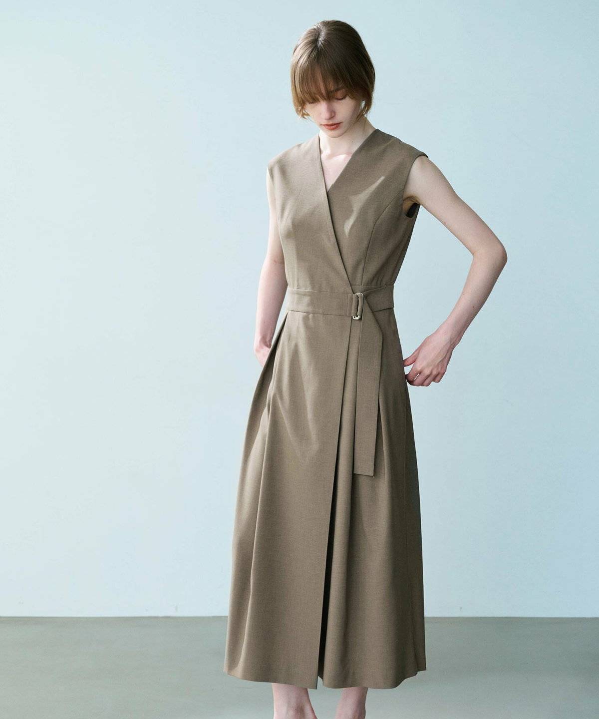 カーキのワンピースコーデ