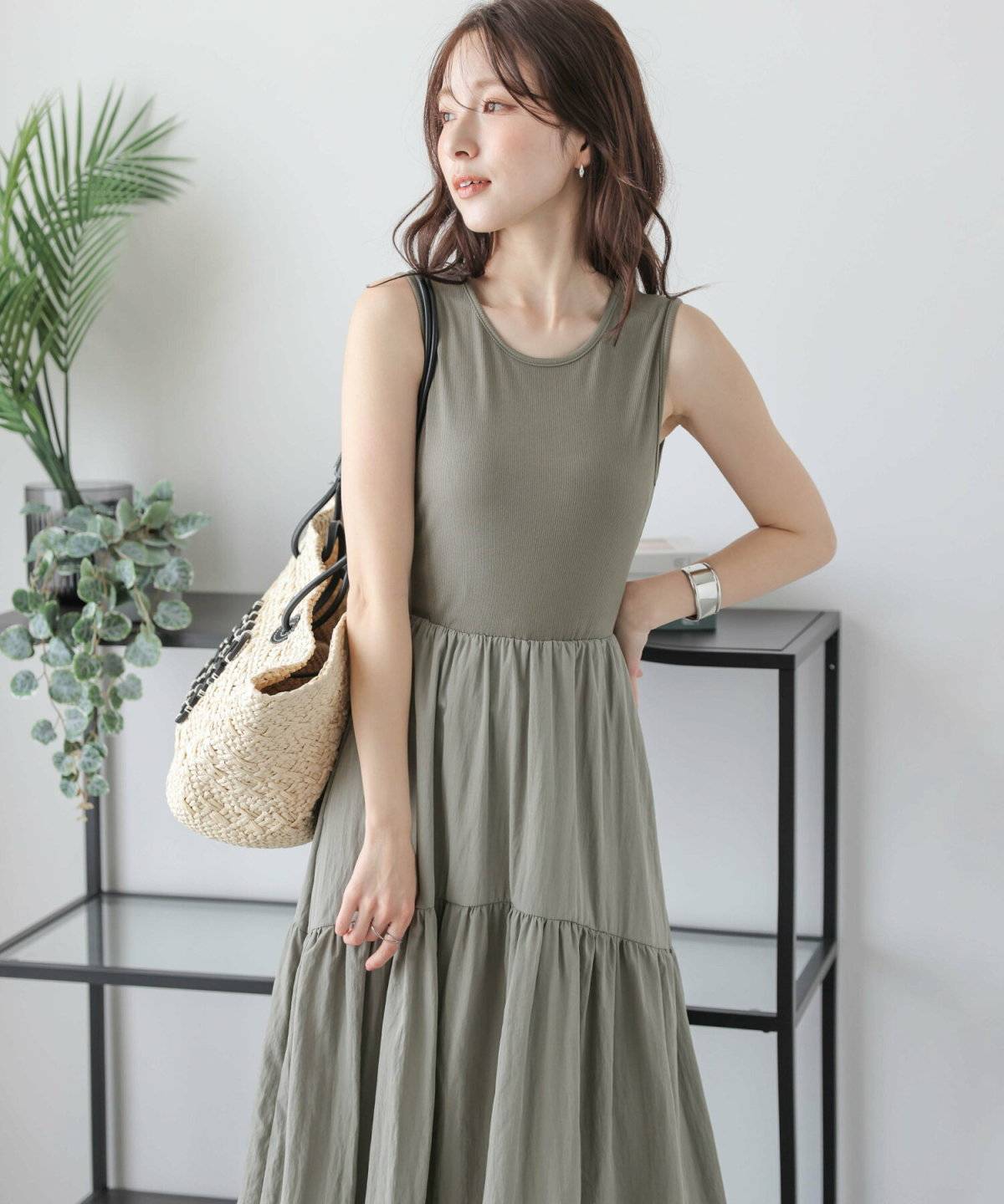 カーキのワンピースコーデ