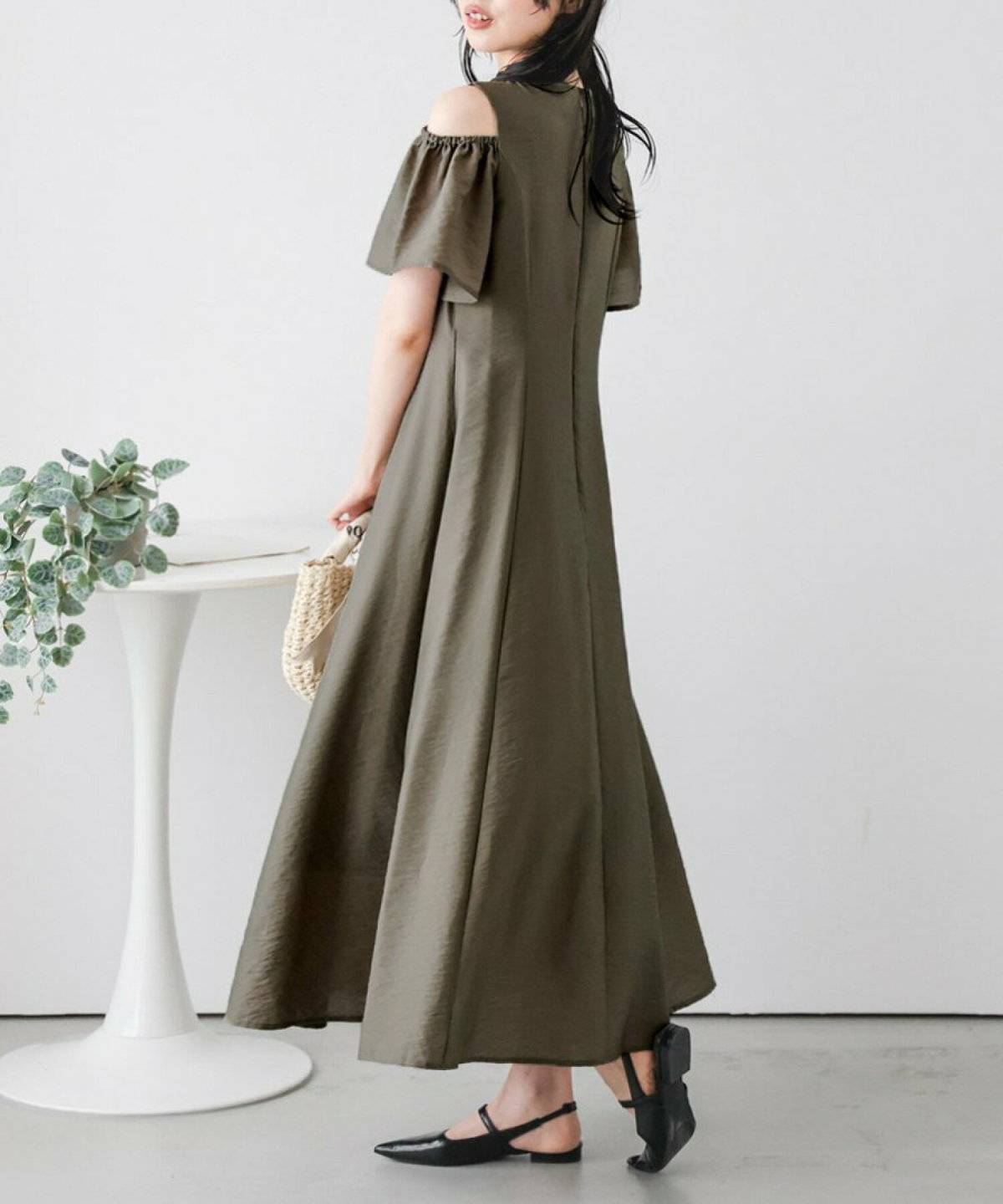 カーキのワンピースコーデ