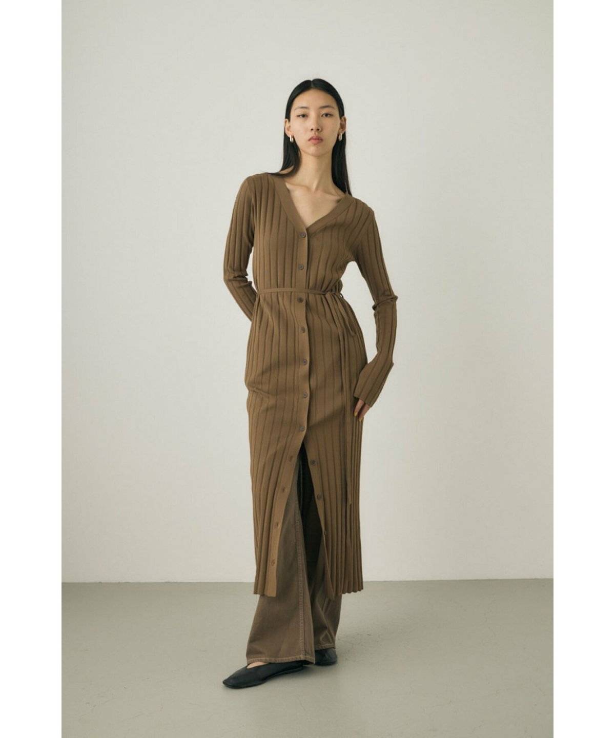 カーキのワンピースコーデ