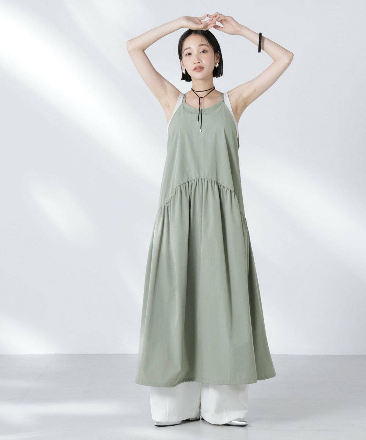 カーキのワンピースコーデ