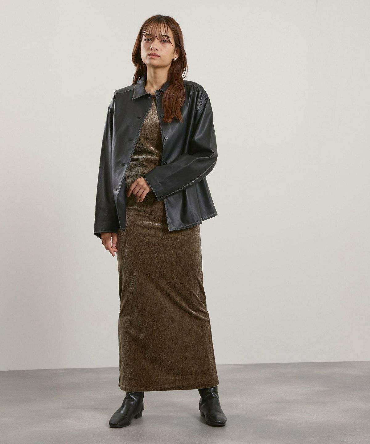 カーキのワンピースコーデ