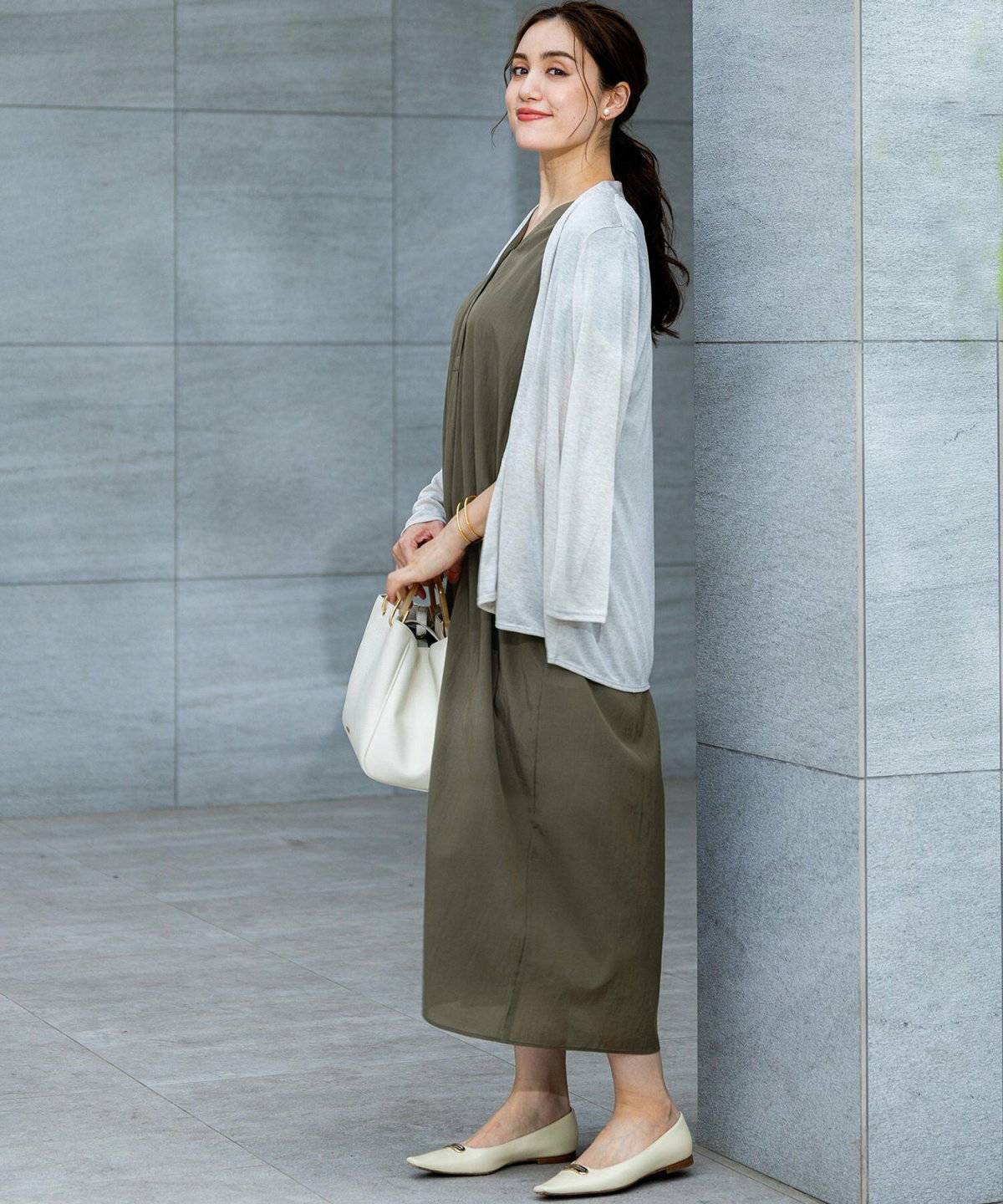 カーキのワンピースコーデ