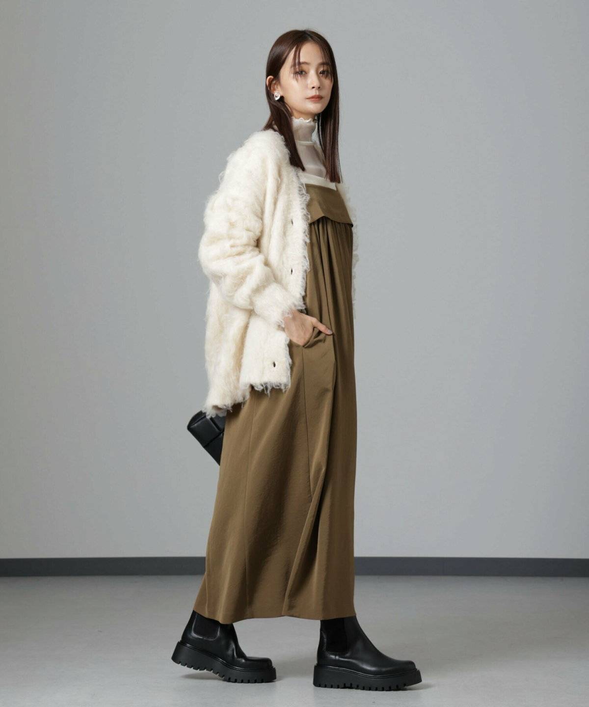 カーキのワンピースコーデ