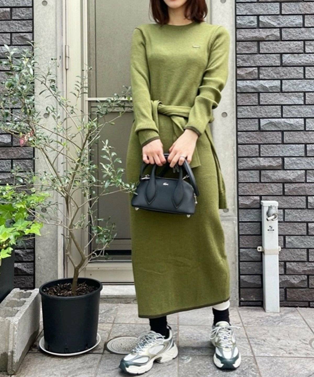 カーキのワンピースコーデ