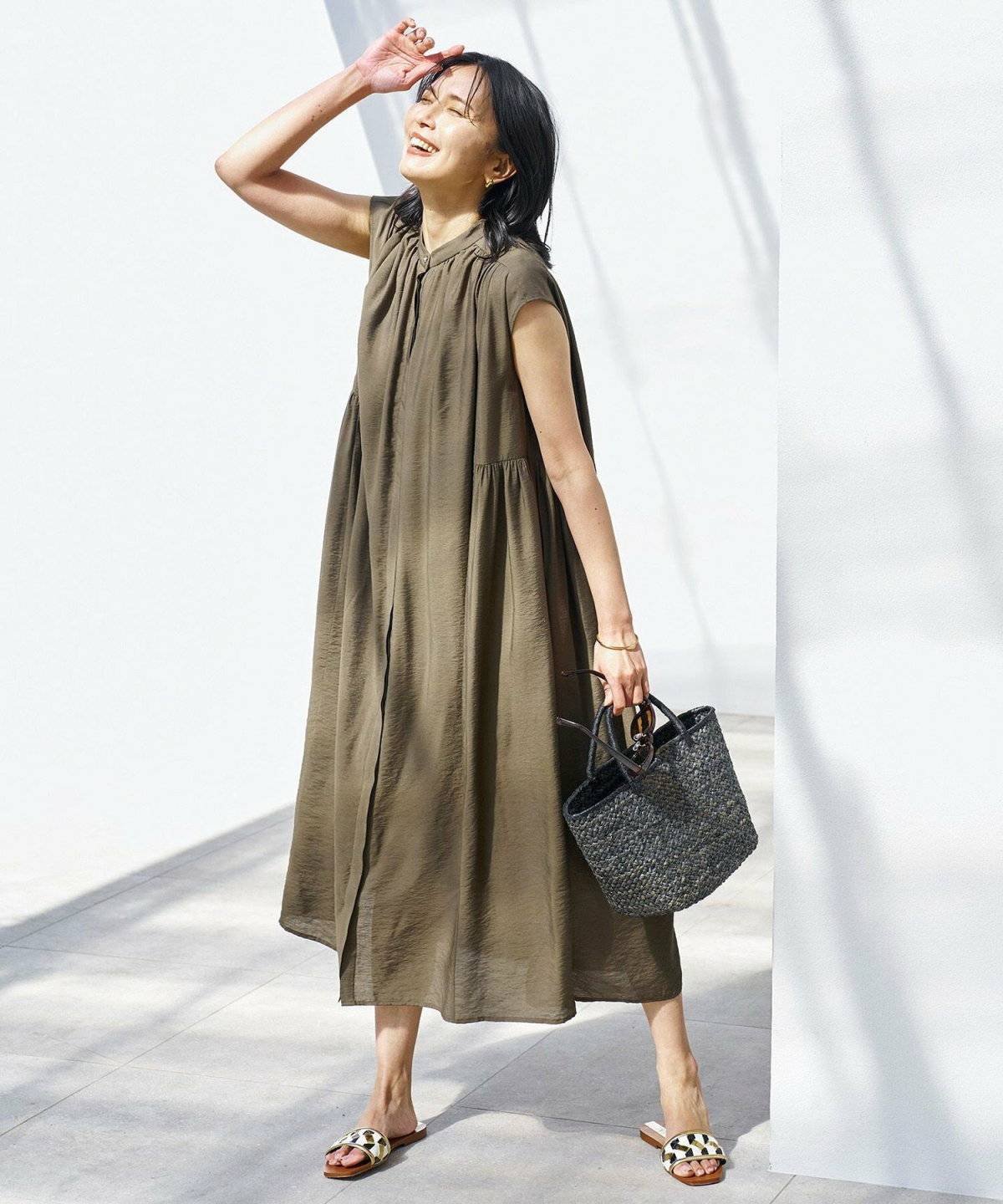 カーキのワンピースコーデ