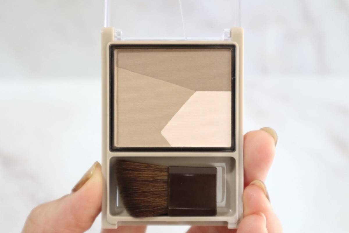 CEZANNE(セザンヌ)　ブレンドカラーシェーディング　03メリハリトーン(商品画像②手持ちver)