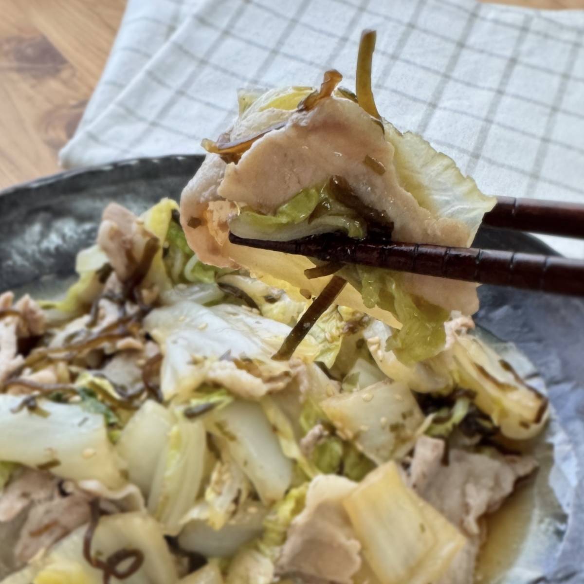 くらこん公式の「レンジで簡単！塩こんぶで豚バラ白菜」のレシピ