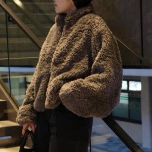 防寒も可愛さも手に入る♪大人カジュアルがキマる「ショート丈ダブルジップボアコート」